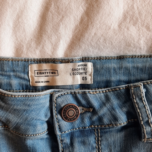Jeans shorts | size 05 - Picture 2 of 3